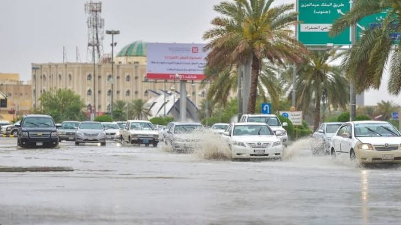 الدفاع المدني يحذر من استمرار فرص هطول الأمطار حتى الأثنين القادم