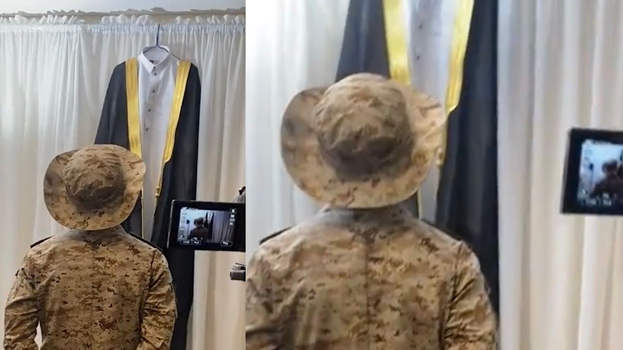 شاب يلتقط الصور التذكارية بالبدلة العسكرية في جلسة تصوير خاصة بزفافه .. فيديو