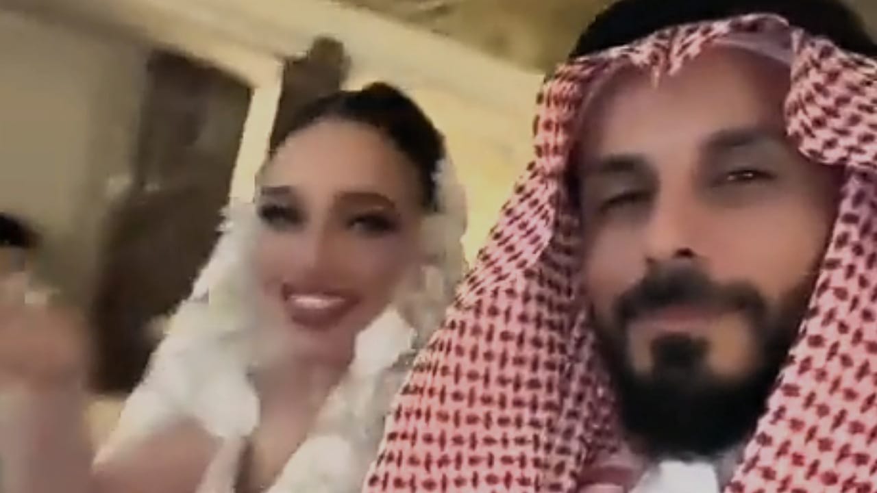 مدير يوثق زواجه من موظفة تحت إدارته .. فيديو