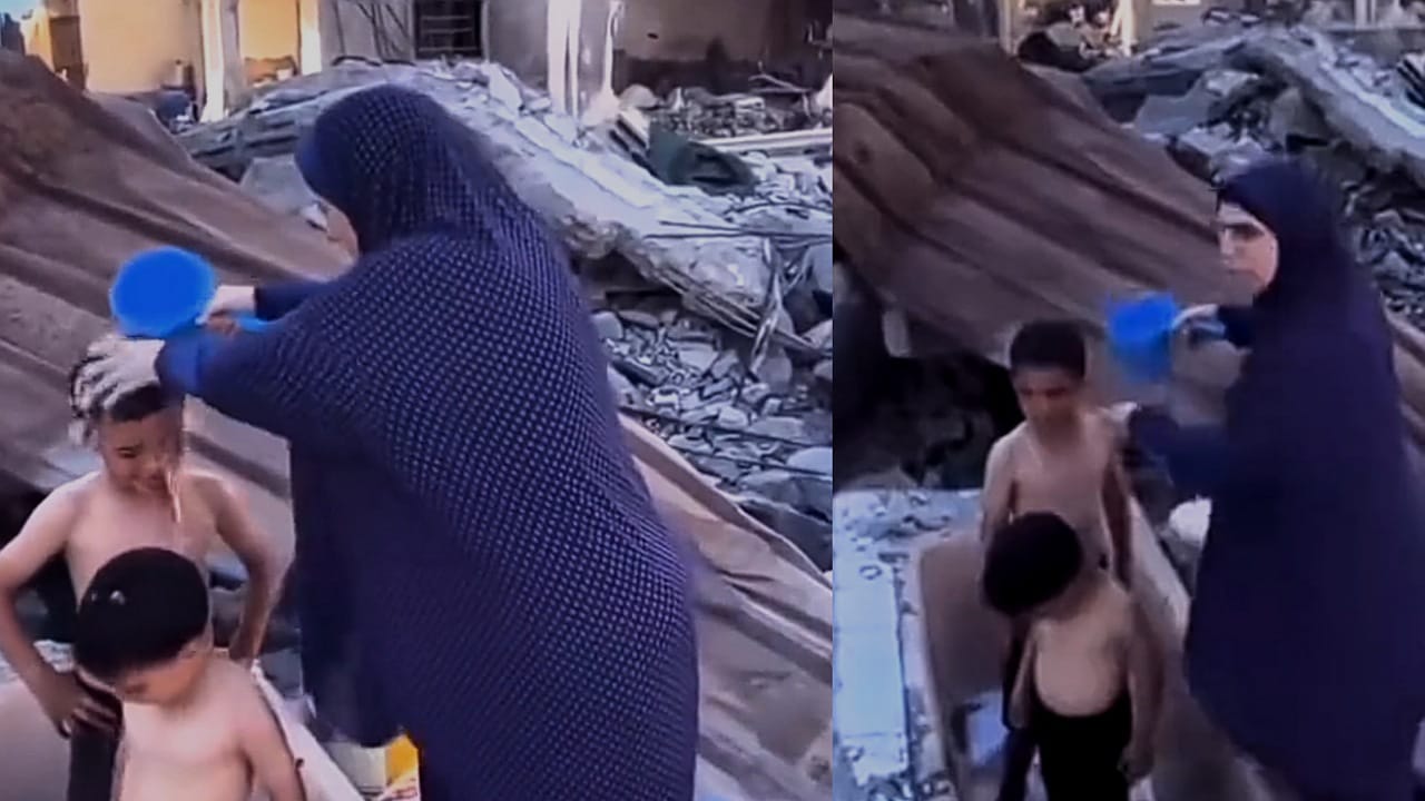 أم فلسطينية تحمم أطفالها وسط حطام منزلها .. فيديو