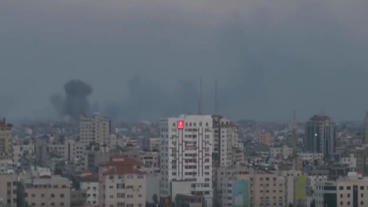 لحظة انهيار برج فلسطين في غزة بالكامل جراء قصف الاحتلال..فيديو