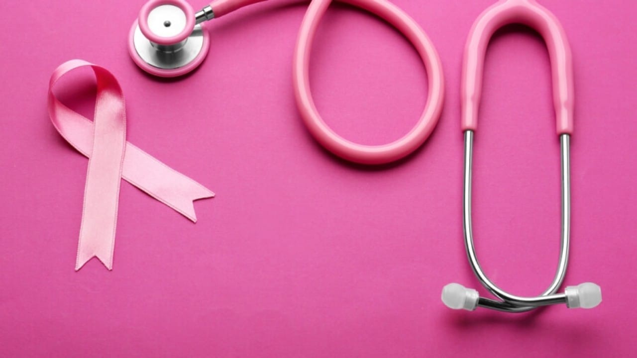العمودي توضح الاعتقادات الخاطئة حول سرطان الثدي ورسالتها للمريضات.. فيديو