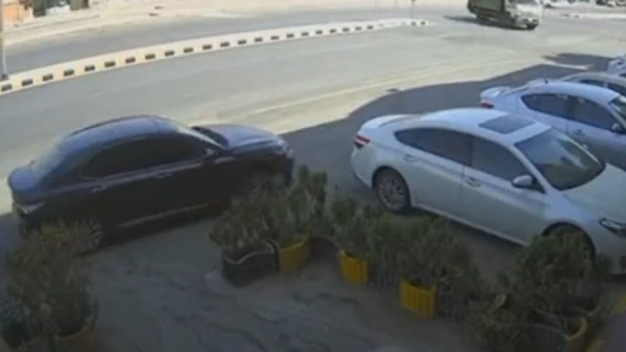 شاب يتعرض لسرقة سيارته أثناء تقديمه على وظيفة في الرياض .. فيديو