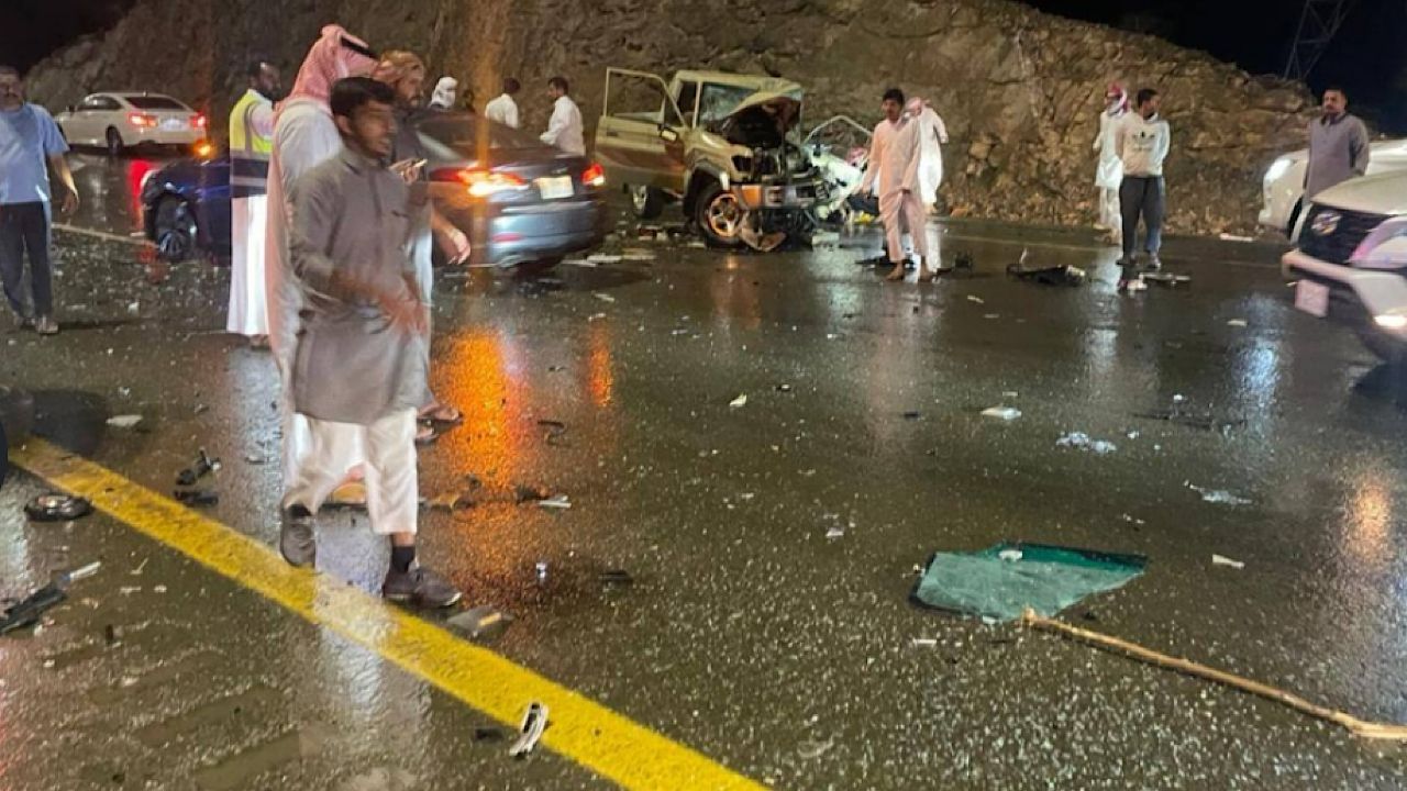 وفاة وافد وإصابة 5 في تصادم على طريق مطار الباحة .. صور