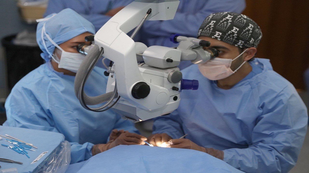مستشفى الملك خالد التخصصي للعيون يجري عملية “اندو إن” لزراعة البطانة الداخلية