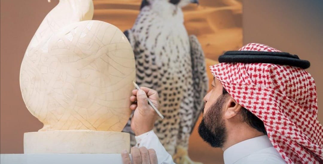 منحوتة بنقوش عربية تخطف أنظار الزوار في معرض الصقور والصيد السعودي الدولي