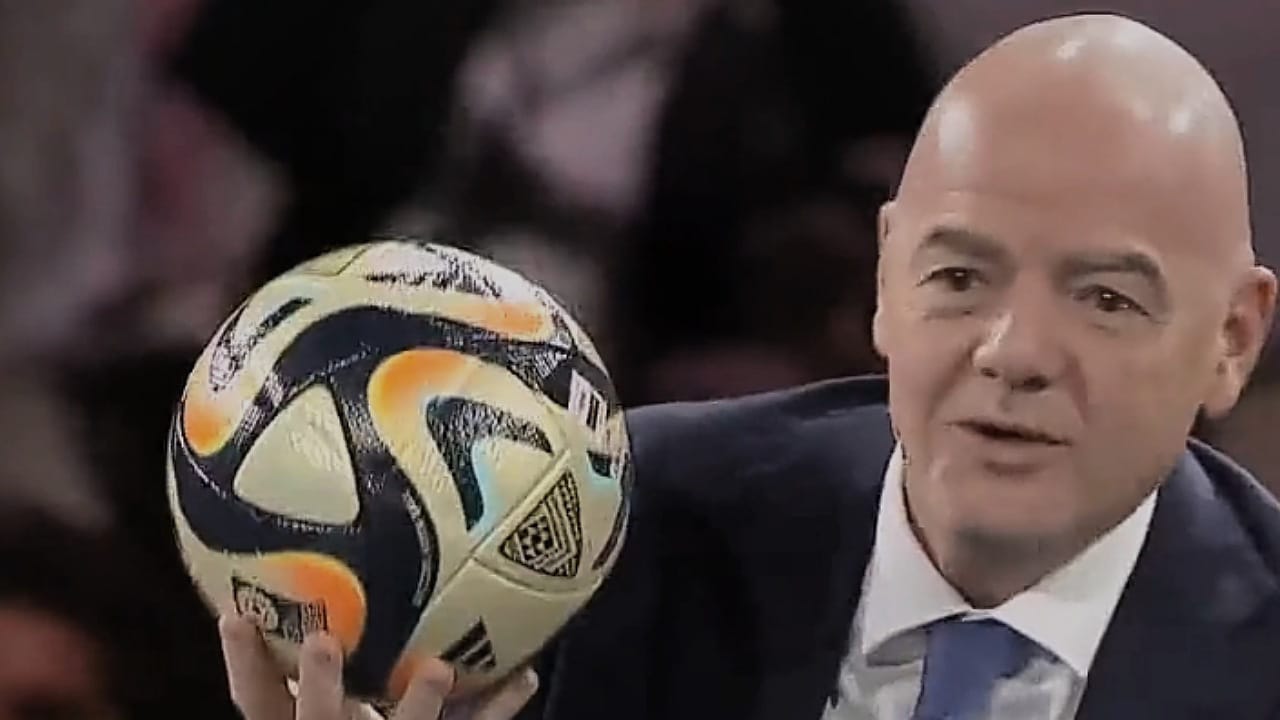 الكشف عن قصة الكرة التي كان يحملها رئيس الفيفا في المملكة .. فيديو
