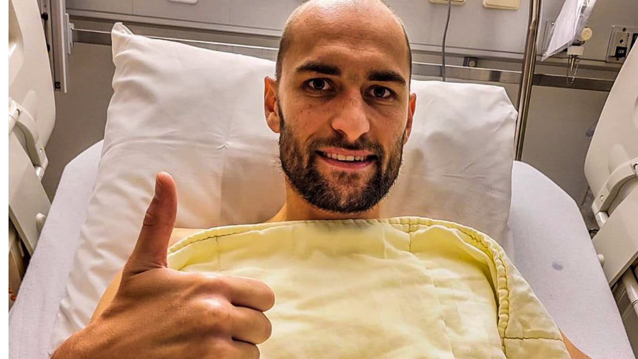 تطورات الحالة الصحية لـ باس دوست بعد سقوطه مغشيًا عليه أثناء المباراة