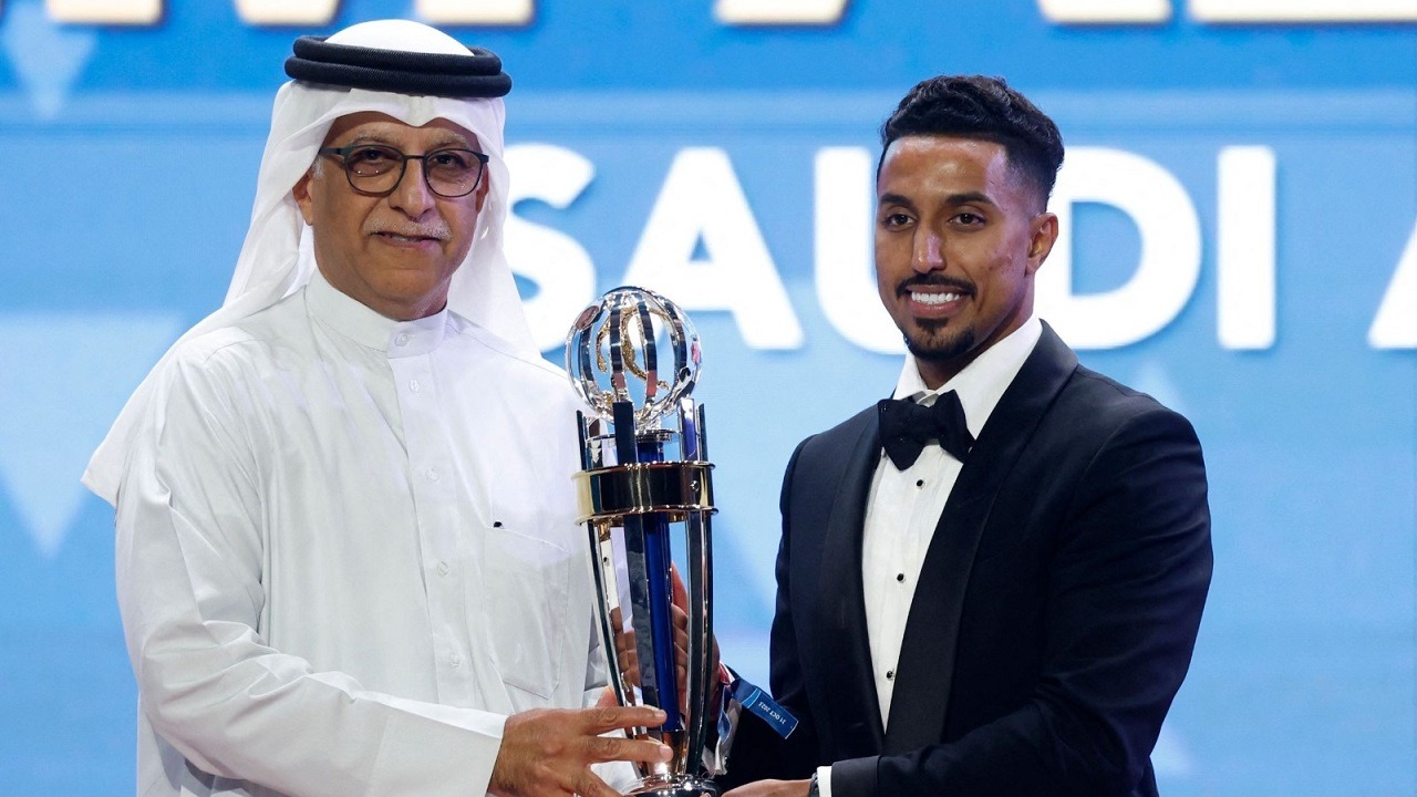 رسميا سالم الدوسري أفضل لاعب في آسيا 2022.. فيديو