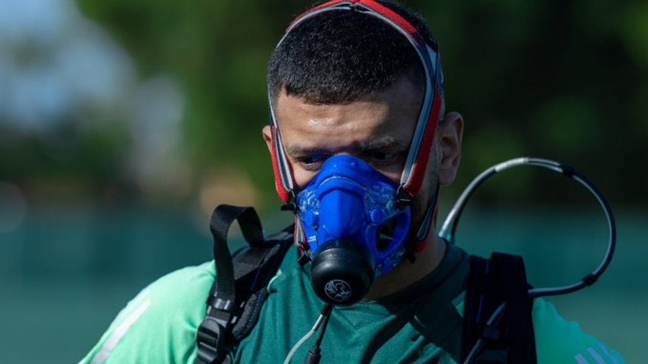 لاعبو الأخضر يرتدون أقنعة الأكسجين خلال المران