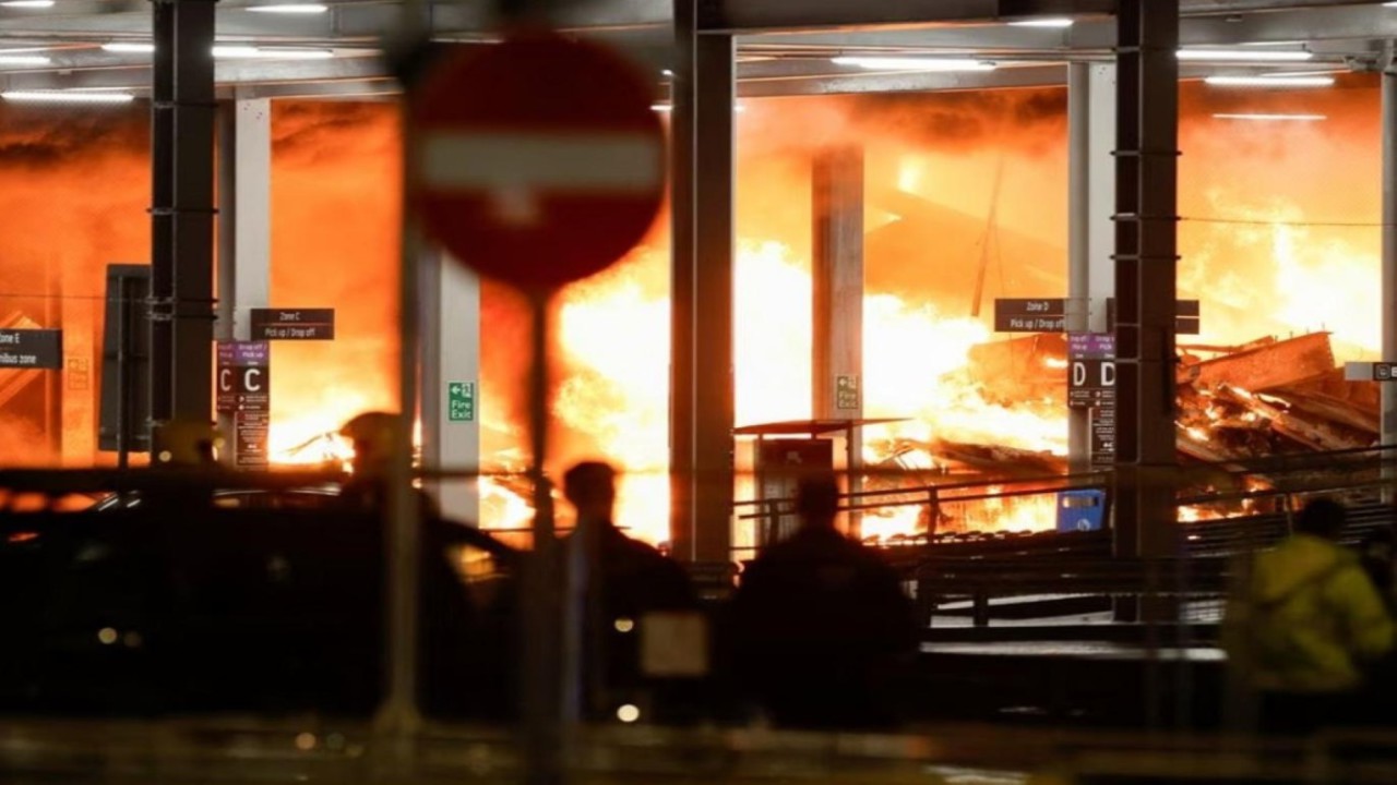 حريق ضخم بمطار لوتون .. صور