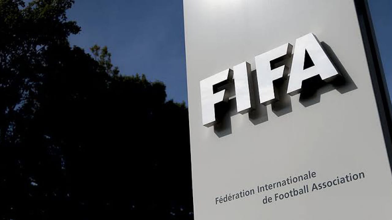 الفيفا يبحث رفع الحظر عن مشاركة روسيا في بطولات كرة القدم الدولية