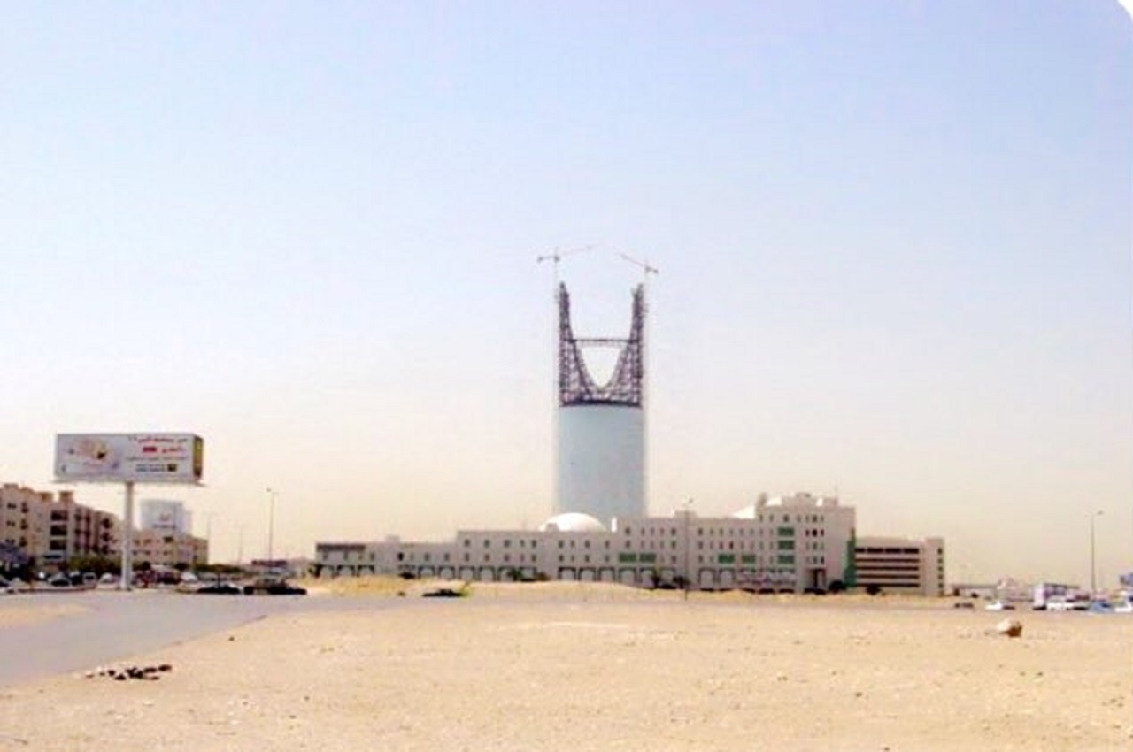 صورة لبرج المملكة الشهير بالرياض في آخر مراحل البناء تقريبا