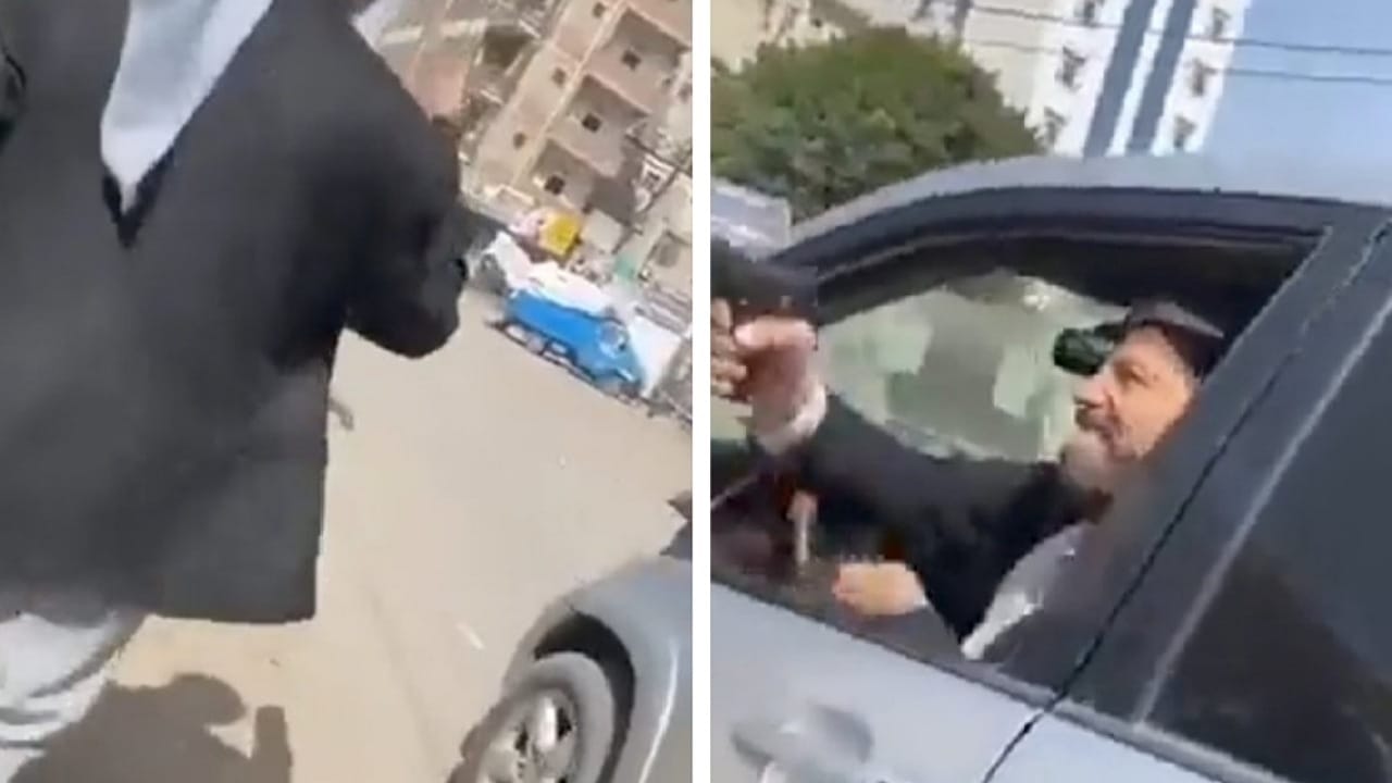 شخص يقتل شقيقه بطريقة مروعة في اليمن.. فيديو