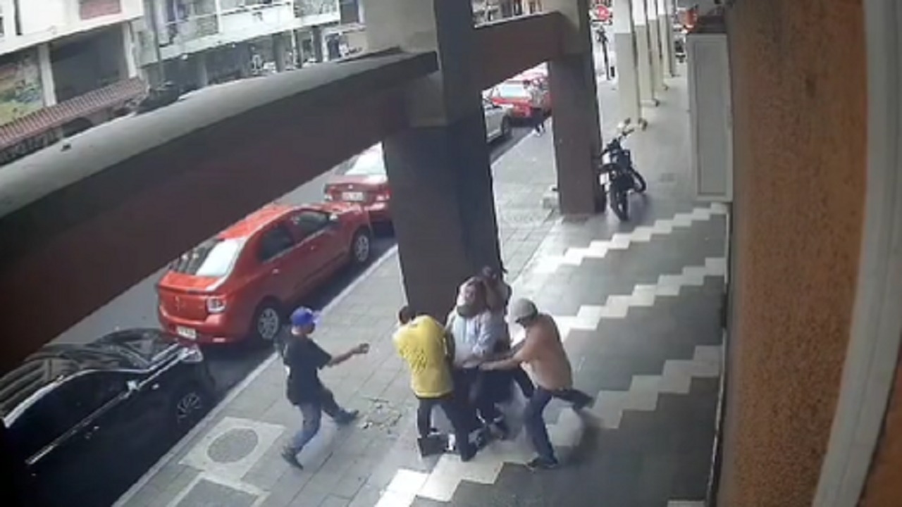 عصابة تهجم على رجل وتسلبه أمواله في 8 ثوانِِ.. فيديو