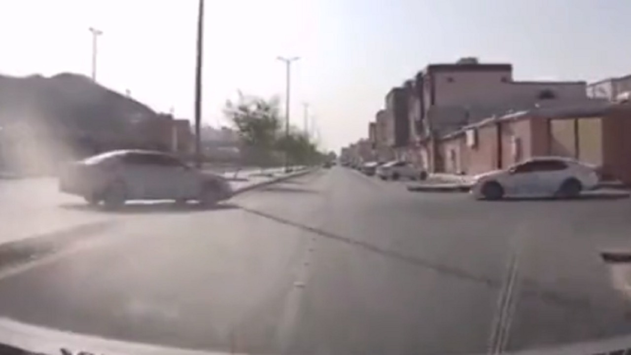 شخص يوثق لحظة اصطدامه بسيارات متوقفة .. فيديو