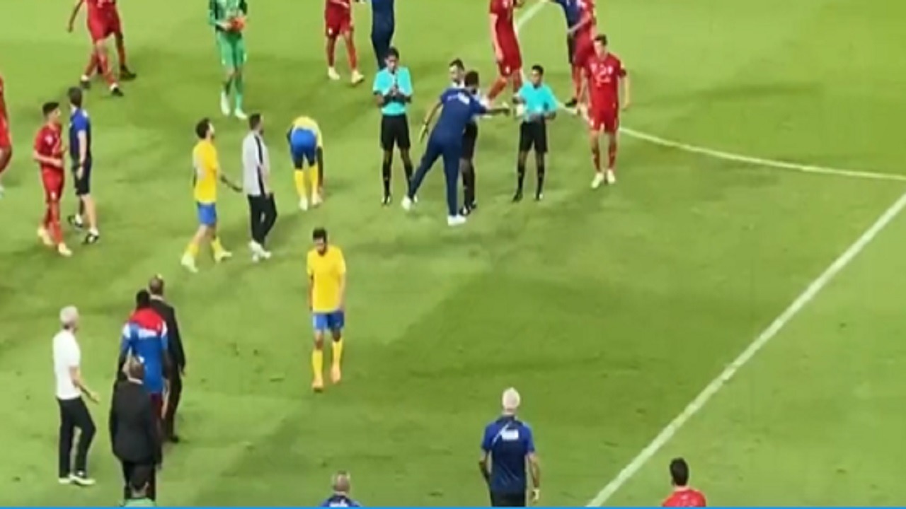 لحظة طرد سلطان الغنام بعد نهاية مباراة النصر وأبها .. فيديو