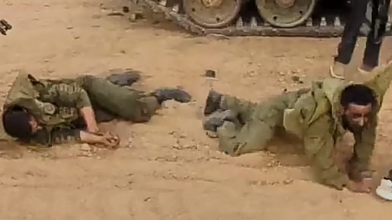 لحظة أسر جندي إسرائيلي من دبابة شرق قطاع غزة .. فيديو