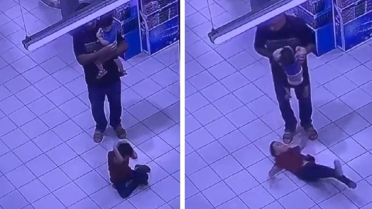 أب يتصرف بعنف مع ابنه داخل أحد المحال التجارية .. فيديو