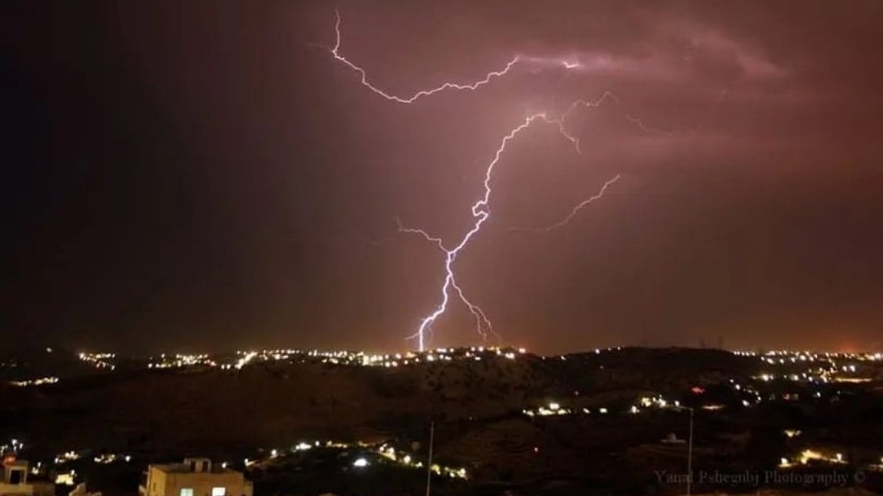 أمطار غزيرة على غزة بعد ساعة من قرار الاحتلال بقطع المياه .. فيديو