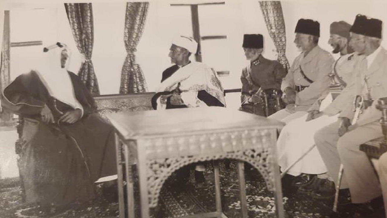 صورة قديمة للملك سعود مع أمير الجيش اليمني