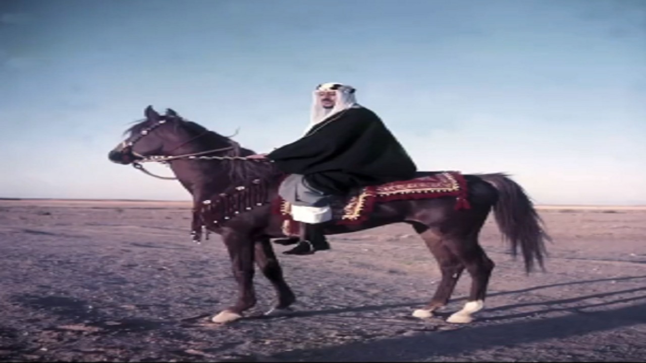 صورة نادرة للملك سعود على صهوة جواده قبل 69 عاما