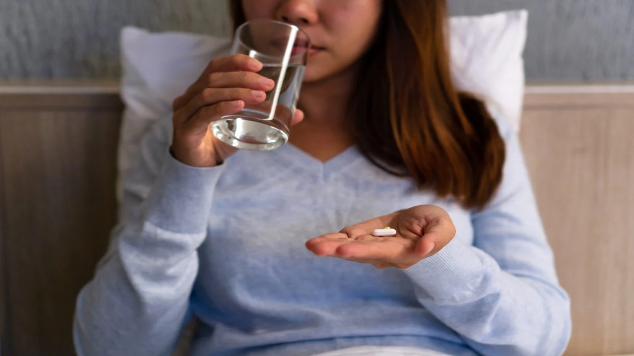 طبيبة تكشف المخاطر الصحية لمكملات النوم الميلاتونين