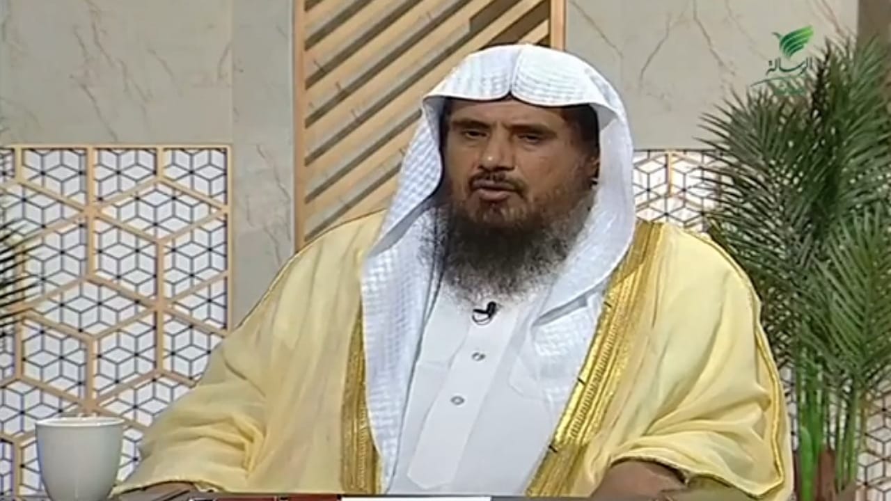 الشيخ الخثلان يقدم نصيحة لامرأة تعامل خادمتها الغير مسلمة بالسب..فيديو