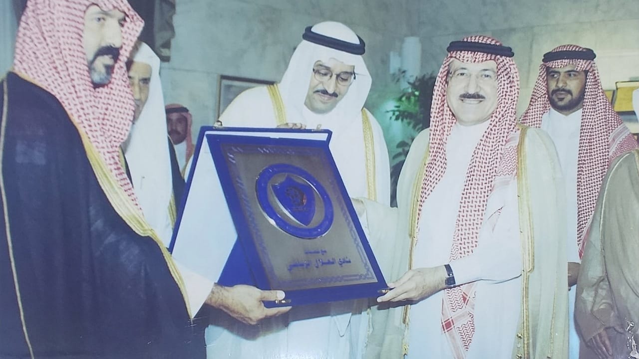 الأمير سطام يستقبل رئيس وأعضاء الهلال قبل 27 عامًا..صور