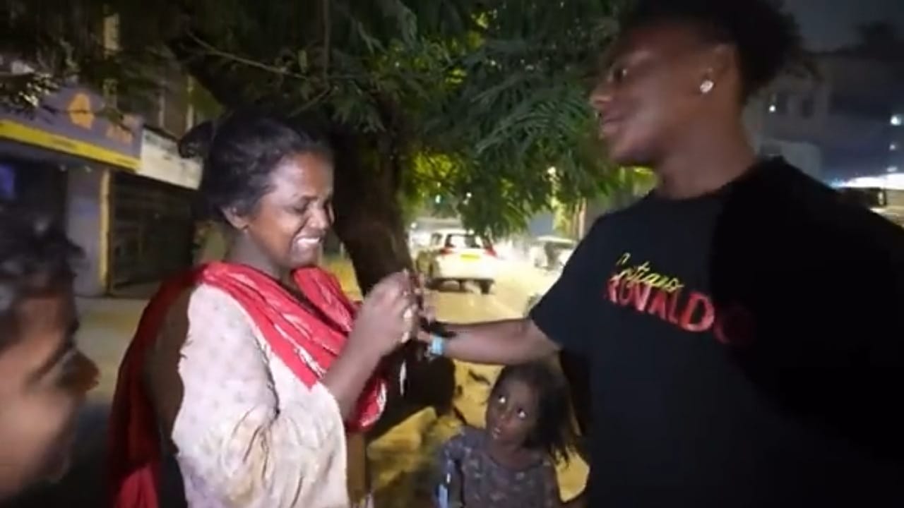اليوتيوبر الشهير “سبيد” يقدم مساعدة مالية لأم هندية مشردة..فيديو
