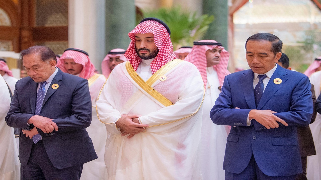 ولي العهد وقادة قمة الرياض يؤدون صلاة الجمعة