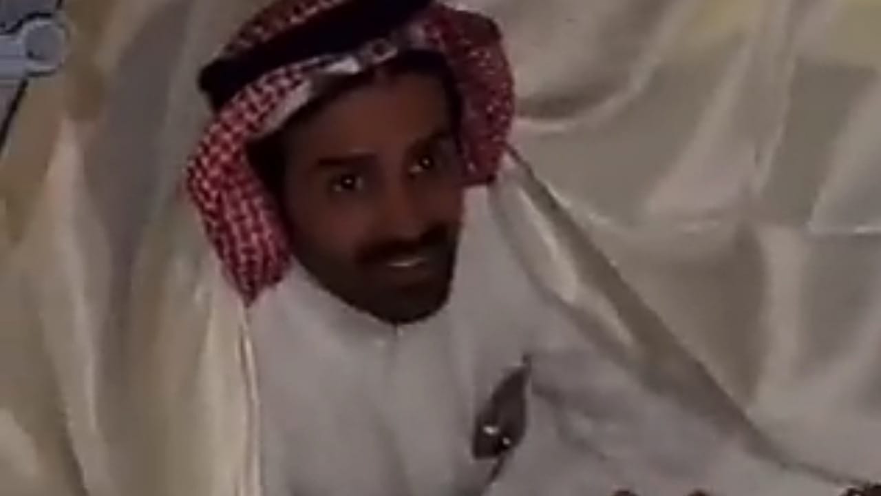 سعود القحطاني يبث من تحت الطاولة متجاهلًا المقدم  ..  فيديو