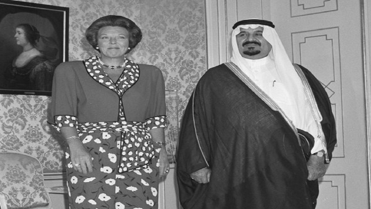 صورة قديمة للأمير سلطان بن عبدالعزيز في ضيافة ملكة هولندا