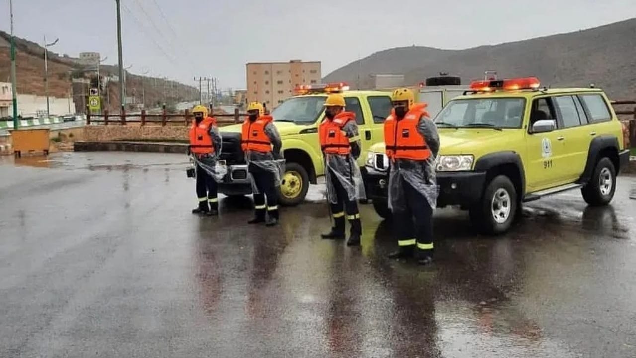 الدفاع المدني يدعو إلى توخي الحذر من استمرار هطول الأمطار الرعدية على معظم مناطق المملكة