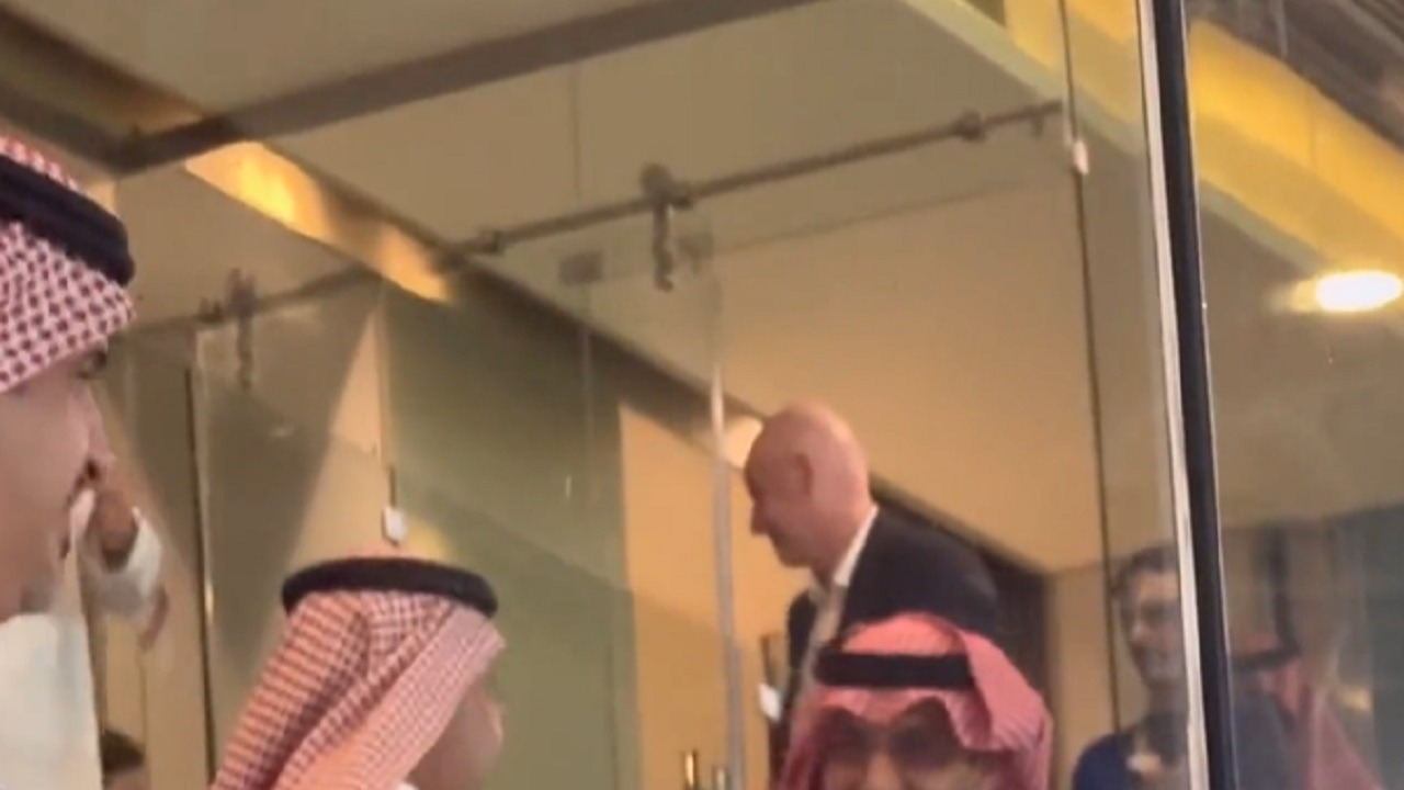 رئيس الفيفا يقف ويحيي رونالدو بعد هدفه في شباك الدحيل .. فيديو