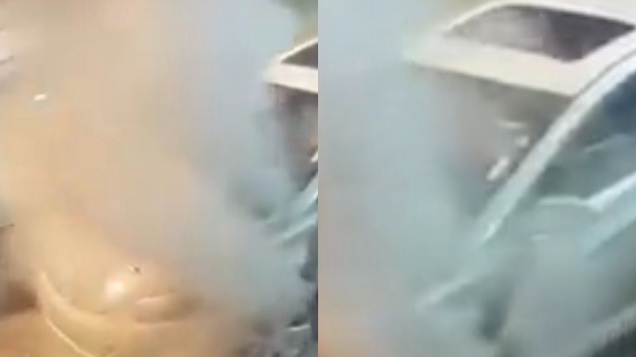 مشهد يحبس الأنفاس لسيارة تحترق دون سبب وهي تصطف على الطريق .. فيديو