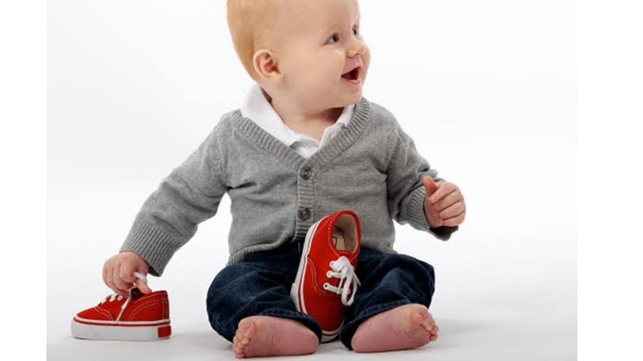طبيب يحذر من ارتداء الأطفال للأحذية في سن مبكر