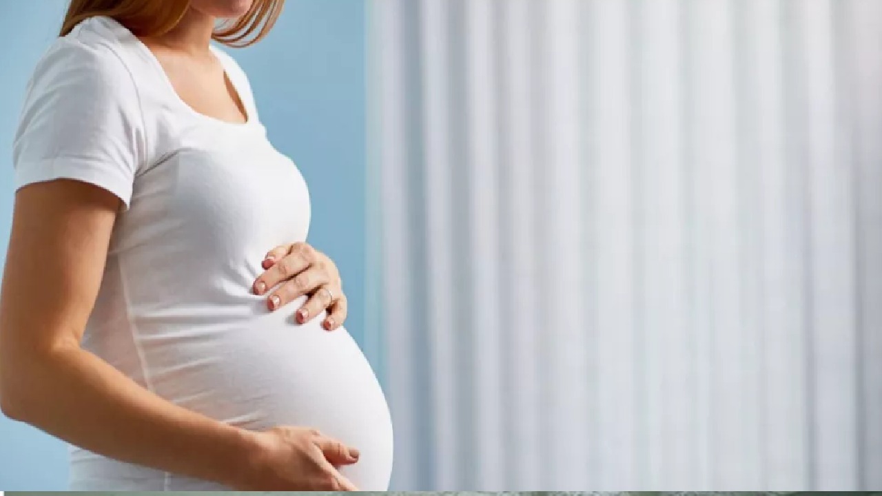 طبيبة: ارتفاع درجة الحرارة للمرأة الحامل خطر على تكوين الجنين .. فيديو