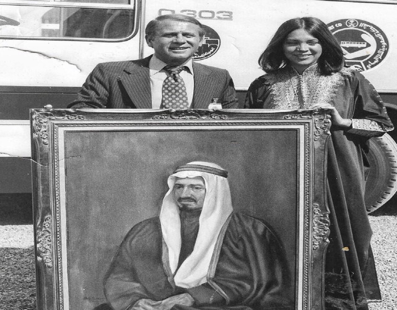 فنانة تشكيلية تهدي لوحة للملك خالد بن عبد العزيز قبل 44 عاما