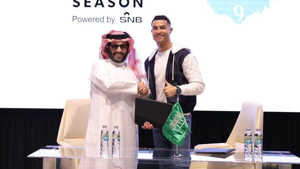 تعليق رونالدو على توقيعه عقد رعاية بين شركته للمياه وموسم الرياض 2023  ..  فيديو