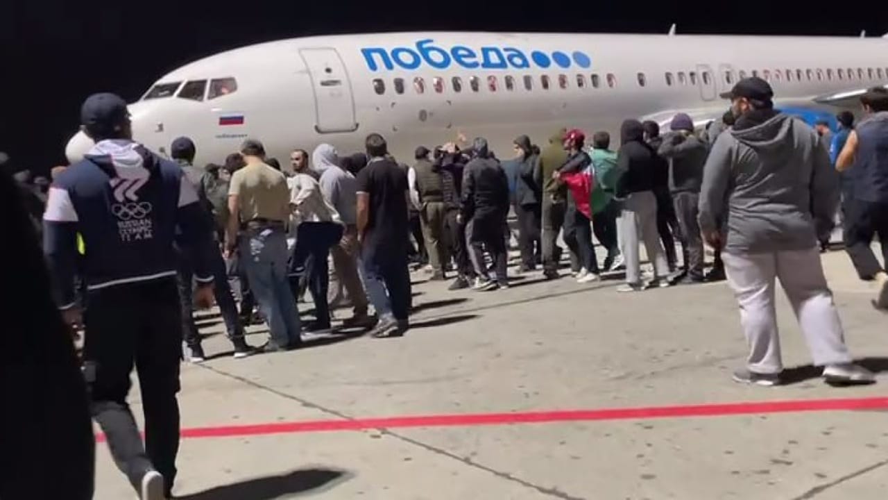 اقتحام مطار في روسيا احتجاجاً على هبوط طائرة إسرائيلية.. فيديو