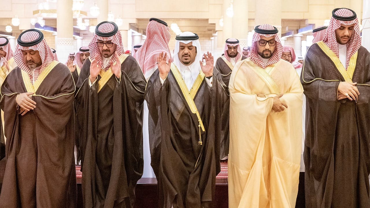 أمير الرياض يؤدي صلاة الميت على الأميرة عبطا بنت سعود
