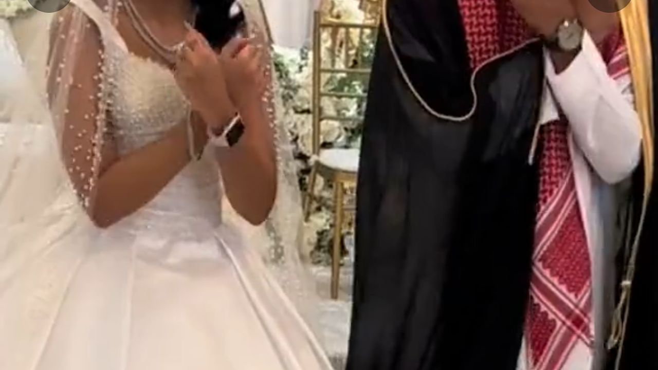 عروسان يحتفلان بزواجهم على طريقة رونالدو .. فيديو