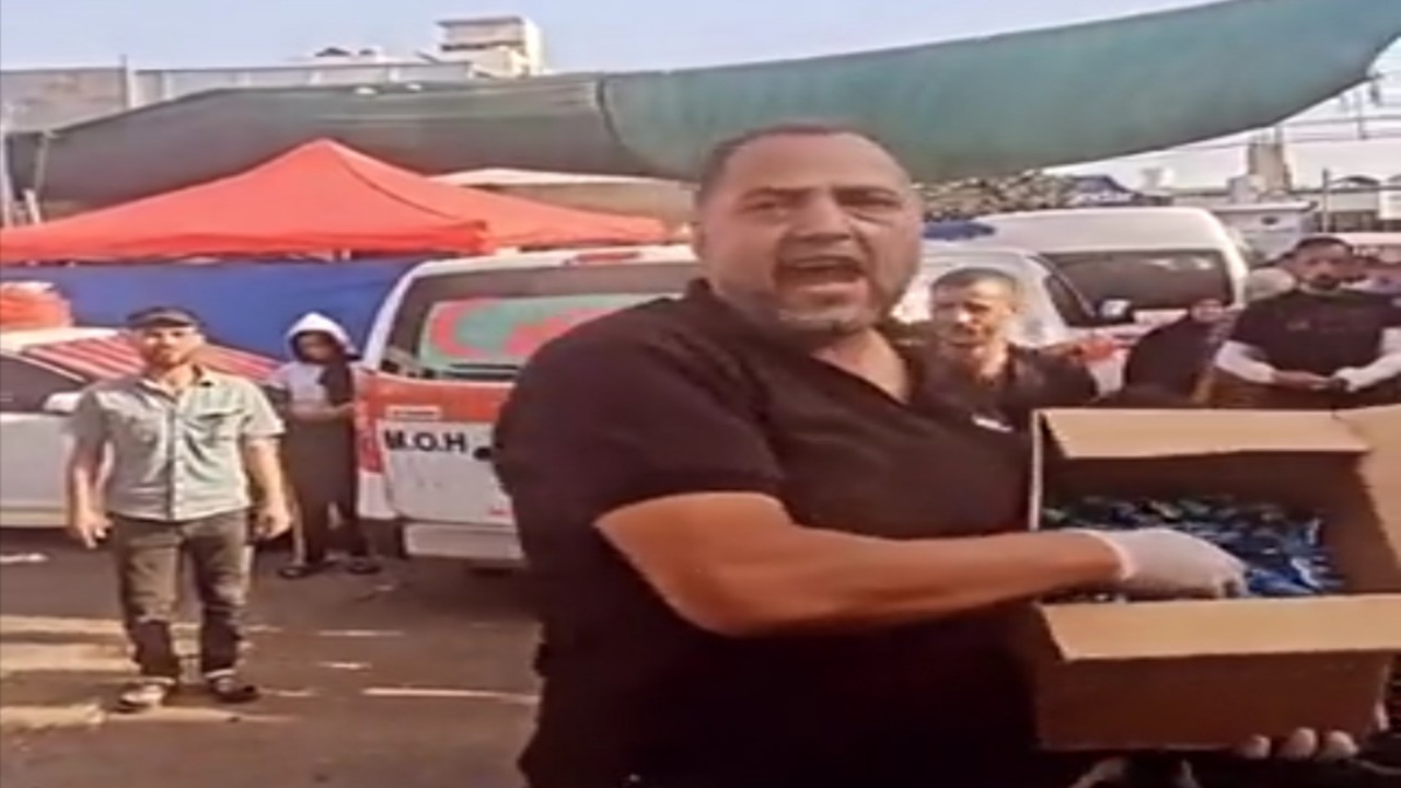 أب فلسطيني يوزع الحلوى بعد استشهاد كل عائلته .. فيديو
