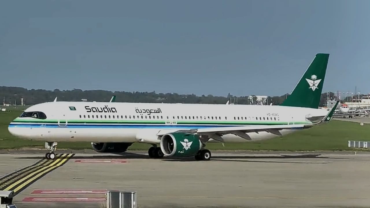 إحدى طائرات الخطوط الجوية السعودية بهويتها الجديدة تقلع من مطار جنيف .. فيديو
