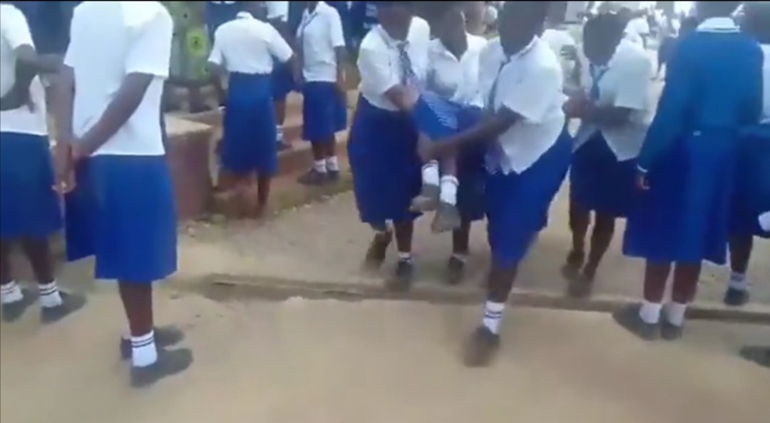 مرض غامض يصيب الفتيات بشلل في الأطراف داخل إحدى المدارس .. فيديو
