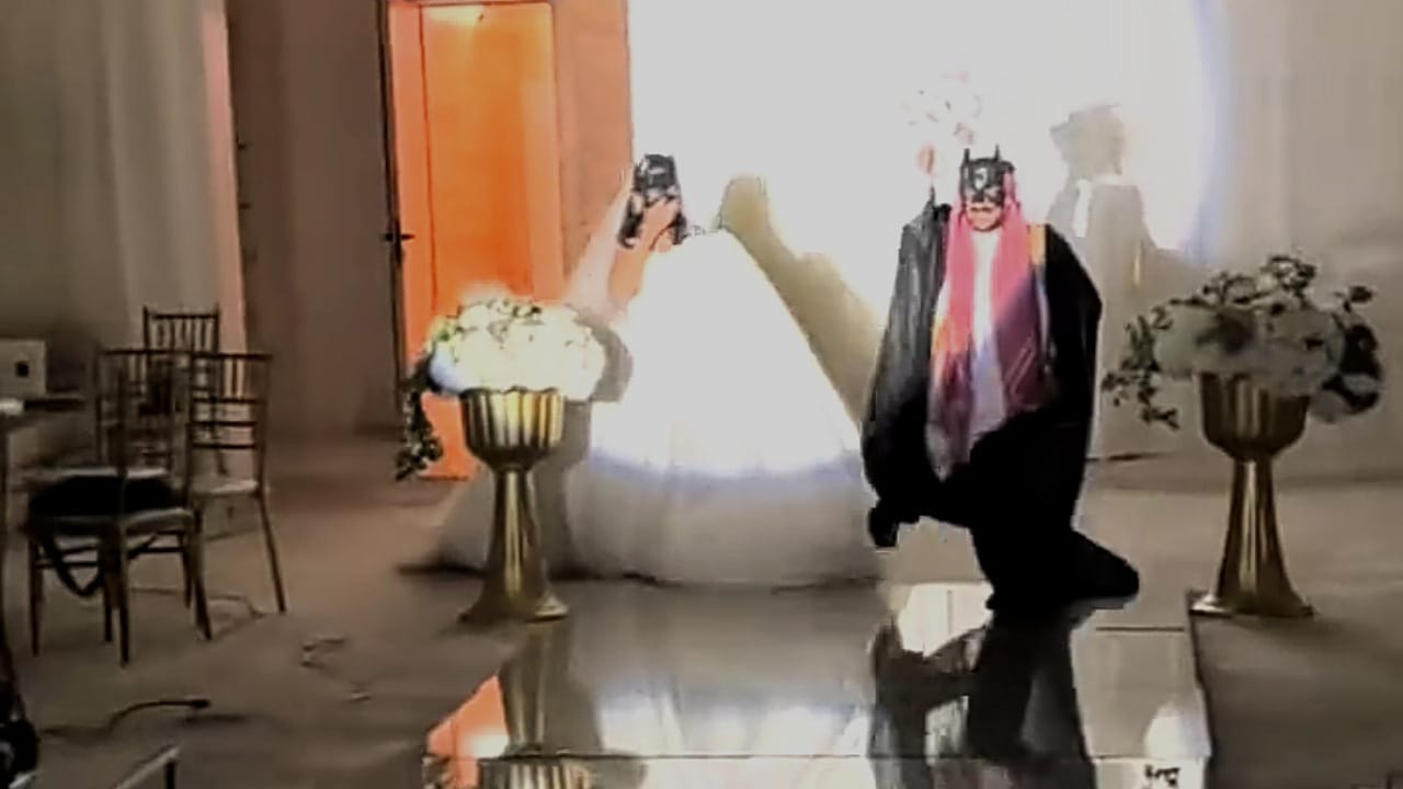 زوجان يدخلان قاعة حفل زفافهما على طريقة باتمان .. فيديو