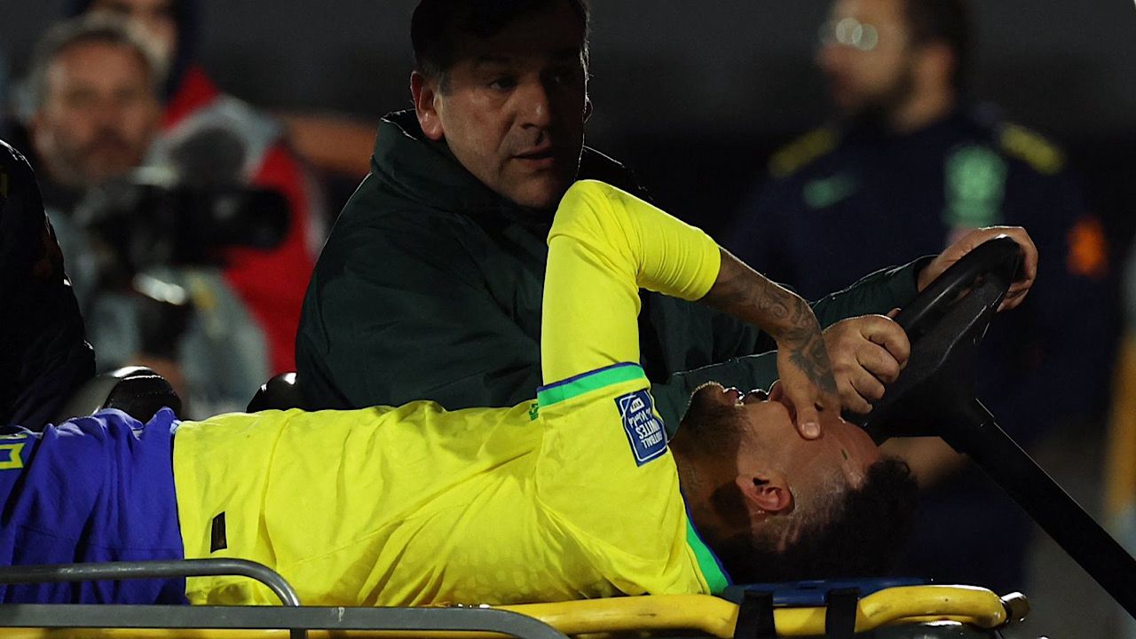 إصابة نيمار في مباراة البرازيل ضد أوروغواي وخروجه بالنقالة .. فيديو