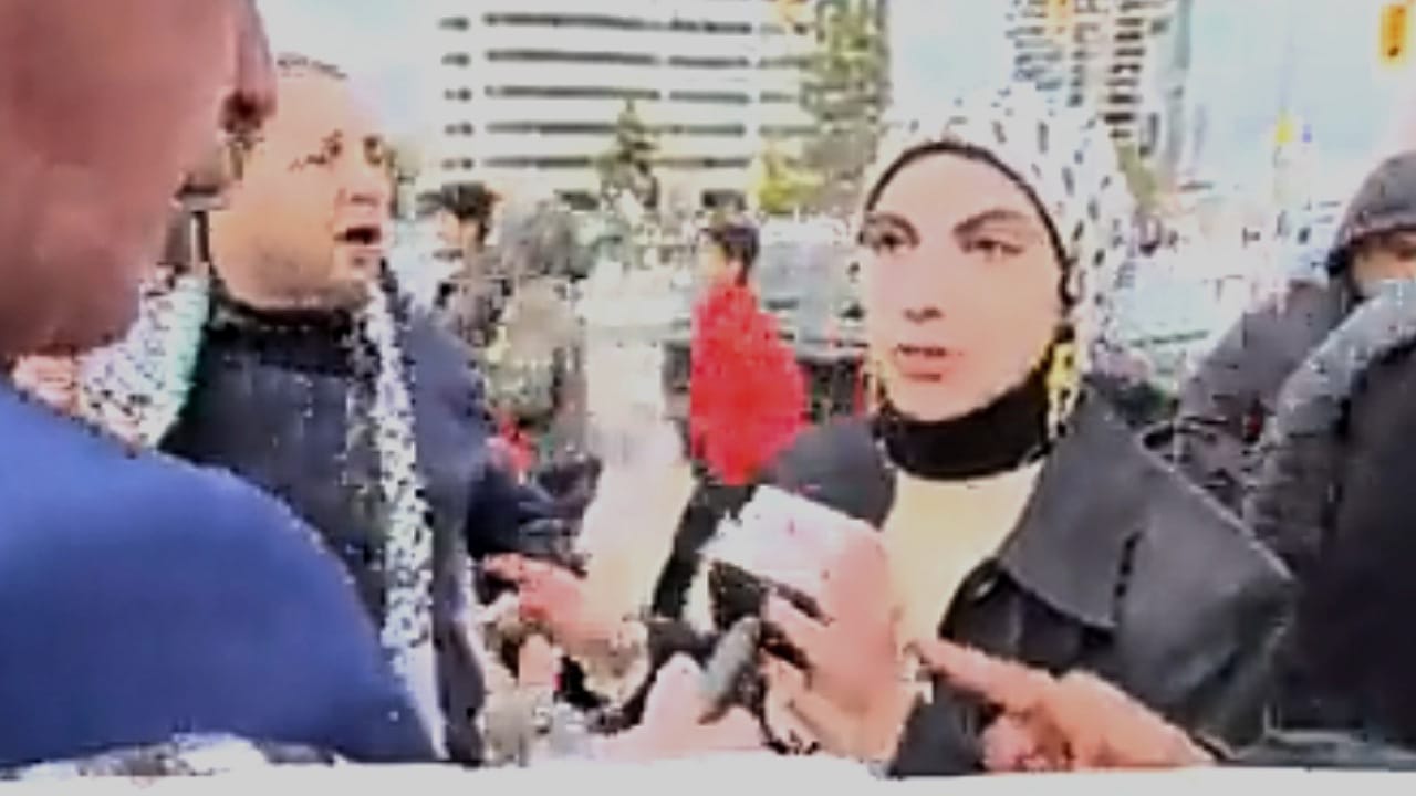 مواطنة كندية لمذيع إسرائيلي: حماس ليست إرهابية .. فيديو