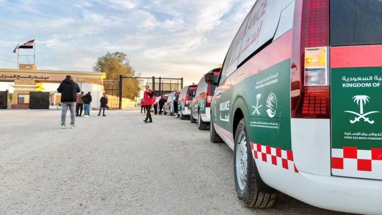 14 سيارة إسعاف من مركز الملك سلمان للإغاثة تعبر منفذ رفح إلى غزة
